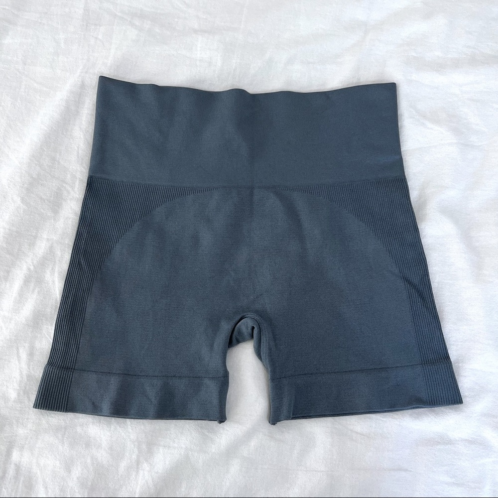 SOLD ON DEPOP 💘 SET ACTIVE SHORTS - Picture 2 of 2
